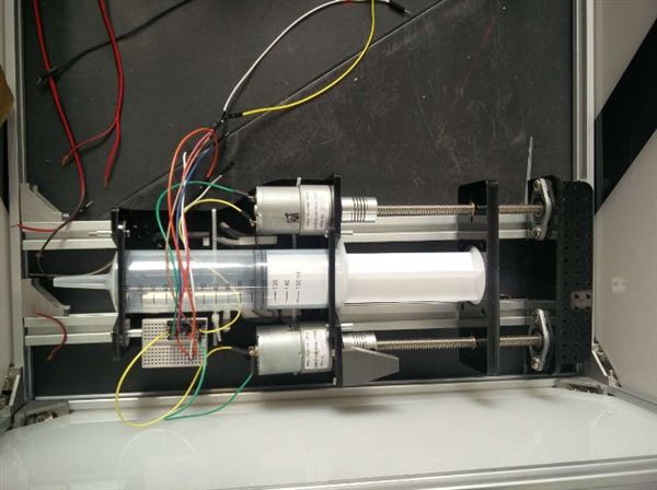 這個(gè)北京妞做了款性愛沙發(fā)：自帶安全套分發(fā)器