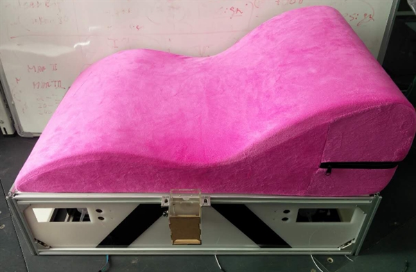 這個(gè)北京妞做了款性愛沙發(fā)：自帶安全套分發(fā)器