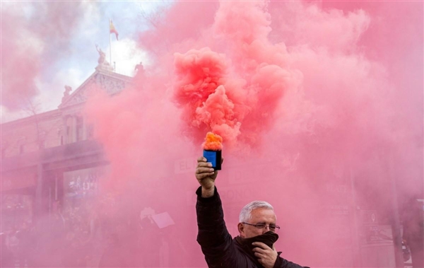 必須封殺Uber 國外出租司機堵路示威