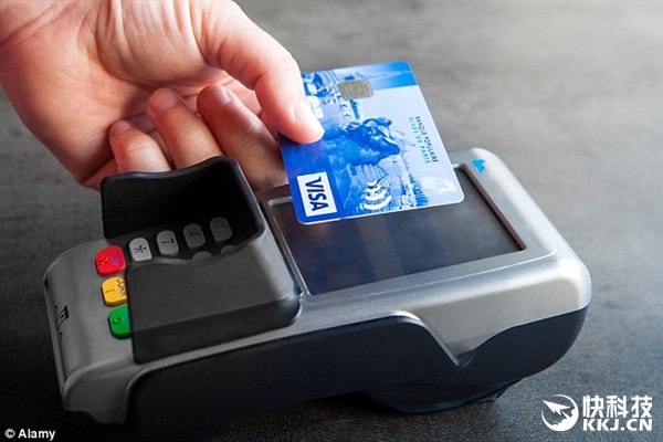 太危險了！俄小偷地鐵內(nèi)用支付終端掃信用卡隔空偷錢