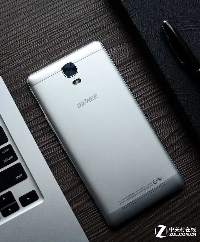 對于很多的用戶來說,續(xù)航是智能手機(jī)的痛處,金立在2015年6月的時候推出了“超級續(xù)航”智能手機(jī)M5。然而金立M5僅僅是一個開始,“超級續(xù)航”M5 Plus也再不久之后推出。