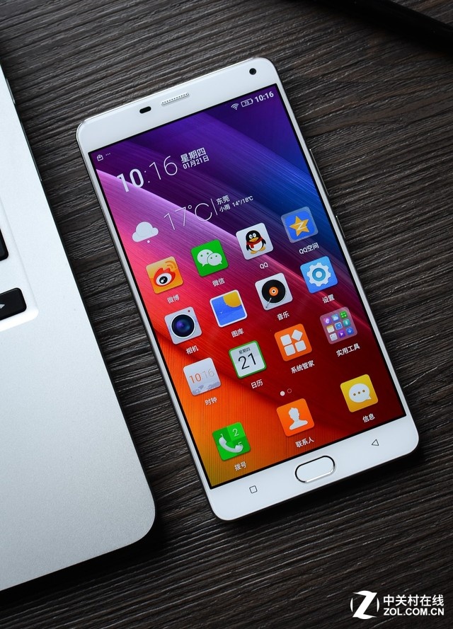 金立M5 Plus不僅在外觀設(shè)計更出色,同時更用上了6英寸AMOLED屏幕、八核CPU和前置指紋識別的配置,當(dāng)然依然是采用超大容量的電池。