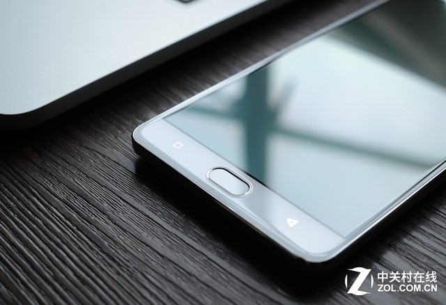 機(jī)身正面:金立M5 Plus采用了一塊6英寸AMOLED屏幕,屏幕分辨率為1920x1080,AMOLED具備色彩艷麗、功耗低、對比度高、超薄面板的優(yōu)點,響應(yīng)速度快至0.01ms,色域達(dá)到97%。