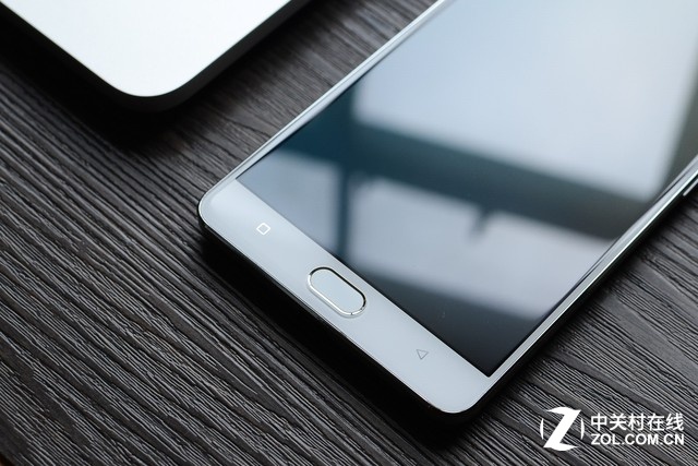 同時也采用了當(dāng)下最流行得2.5D玻璃屏幕,整體看上去圓潤舒適。 作為一款以“Plus”為名的手機(jī),金立M5 Plus重量達(dá)到了208克,參數(shù)上來看比較沉穩(wěn),但考慮到該機(jī)內(nèi)置了5020mAh的大容量電池,所以并不覺得很重。