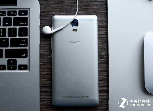 機(jī)身背面,金立M5 Plus使用了三段式的設(shè)計,中間是金屬材質(zhì),整機(jī)經(jīng)過數(shù)道CNC打磨和陽極氧化工藝而成,表面采用噴砂處理,使得在冬天氣溫較低時使用并沒有覺得冰涼,背面金屬部分比較溫潤,弧形的背面帶來的手感也比較出色,穩(wěn)定貼服