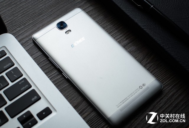 但我覺得金立M5 Plus背面采用的金屬還有更重要的任務(wù)便是保護(hù)這塊“巨大”容量的電池,金屬的堅固度能更有效的防止手機(jī)跌落帶來的沖擊力,在電池頻頻爆出問題的的今天,金立M5 Plus無疑給我們帶來的更安全的體驗。