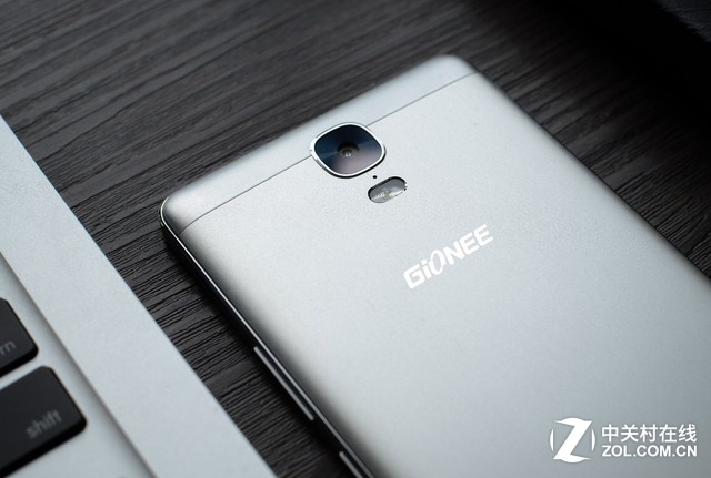 金立M5 Plus采用的是和<a href=/mobile/iphone/ target=_blank class=infotextkey>iPhone</a> 6s、<a href=/tags/46-0.html target=_blank class=infotextkey>三星</a>等一樣的前置式指紋識別模塊,這一點我很喜歡,相對那些安放在手機(jī)背面的來說,解鎖還需要拿起手機(jī)很不方便。金立M5 Plus指紋識別很快,反應(yīng)時間低至0.38s,擁有非常高的識別率。