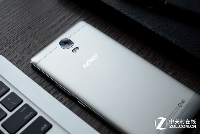 金立M5 Plus主打“超級續(xù)航”,并擁有5020mAh的超大容量電池,加上1080P的分辨率,使得整體的待機(jī)時間更長,雖然內(nèi)置的電池容量大,但是該款手機(jī)的機(jī)身厚度僅為8.4mm,由于良好的工業(yè)設(shè)計,在視覺上依然較為纖薄。