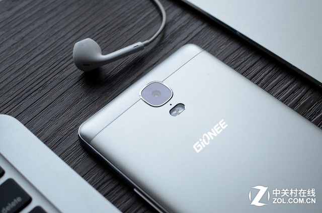 除了大容量外,金立M5 Plus還具備9V/2A的快充功能。金立M5 Plus還有一個亮點,現(xiàn)在市面上很多手機(jī)采用三合一nano/micro sim/SD卡的卡槽,而金立M5plus機(jī)身左右兩側(cè)各有一個卡槽,對于用戶體驗來說還是很棒的。