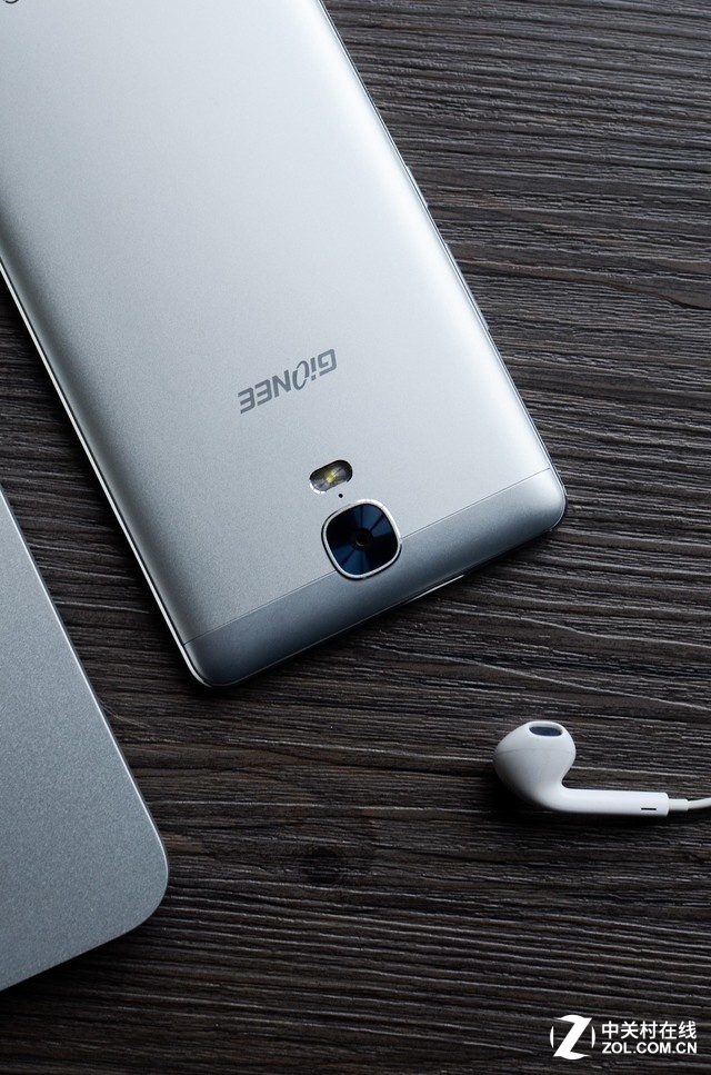 金立M5 Plus還采用了現(xiàn)在流行但僅有部分中高端旗艦產(chǎn)品才有的USB Type-C接口,支持正反可插,這種盲插的功能在未來必定成為手機(jī)的標(biāo)配,Type-C除了擁有更高的傳輸速度外,也為該手機(jī)較高功率的快充提供了支持。