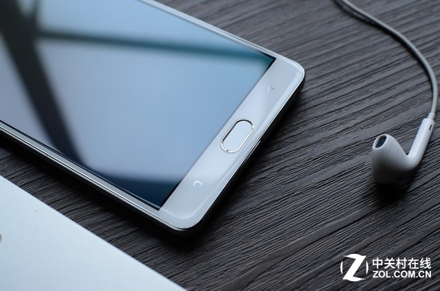 從以上體驗內容來看，金立M5 Plus在做工上值得肯定，用料很足，這塊屏幕被調試的非常艷麗，非常的討好認得眼球，但6英寸的屏幕加上1080P的分辨率近距離觀看仍然可見一定的顆粒感。硬件性能優化很到位，整機用起來非常流暢，這與自家優化的<a href=/pc/system/ target=_blank class=infotextkey>系統</a>也密不可分。總體來說對于一款2499的手機來說，該機的總體還是很值得肯定的。