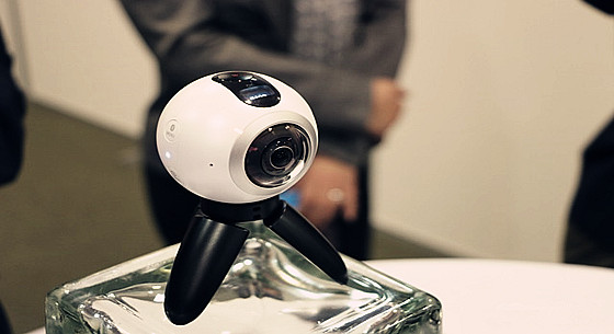三星MWC發(fā)布Gear 360全景相機 超可愛像瓦力女友