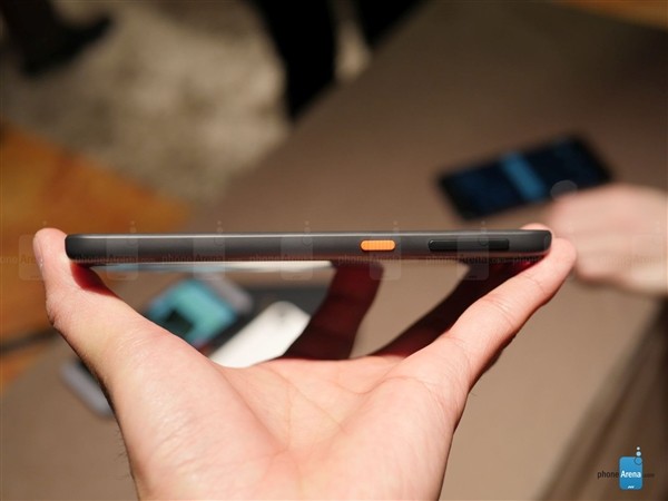 略丑的個(gè)性設(shè)計(jì) HTC Desire三新機(jī)上手