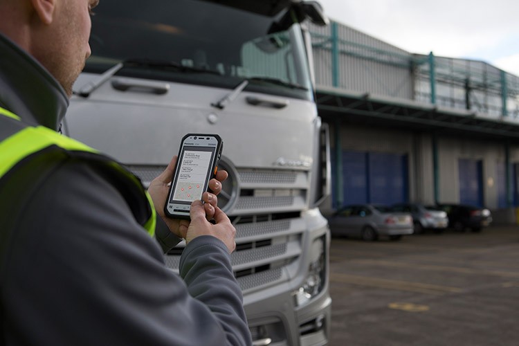 搭物聯(lián)網(wǎng)版<a href=/tags/26-0.html target=_blank class=infotextkey>win10</a> 松下FZ-F1<a href=/mobile/ target=_blank class=infotextkey>手機(jī)</a>展示