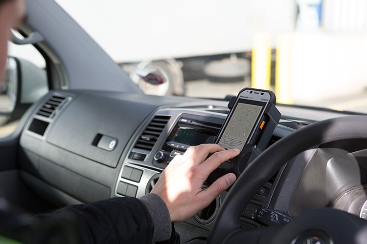 搭物聯(lián)網(wǎng)版Win10 松下FZ-F1手機(jī)展示