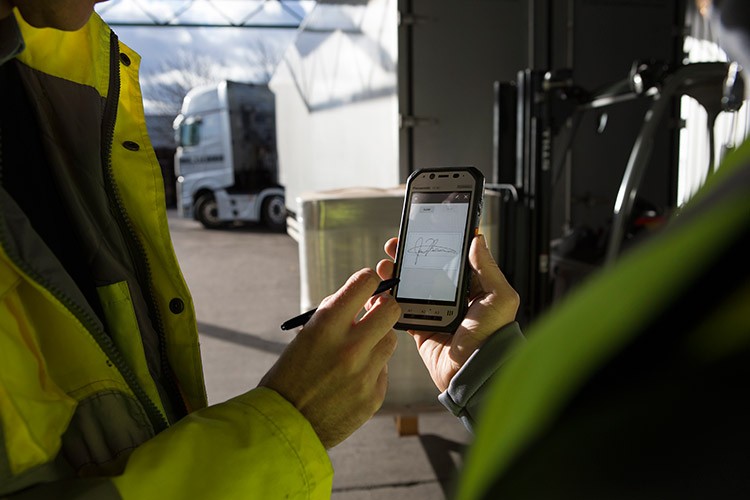 搭物聯(lián)網(wǎng)版Win10 松下FZ-F1手機(jī)展示