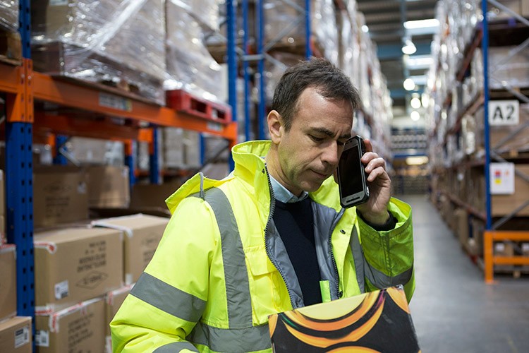 搭物聯(lián)網(wǎng)版Win10 松下FZ-F1手機(jī)展示