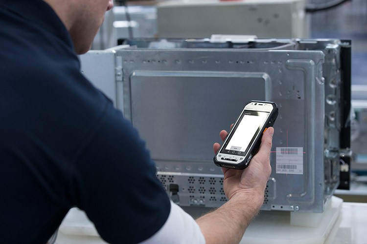 搭物聯(lián)網(wǎng)版Win10 松下FZ-F1手機(jī)展示