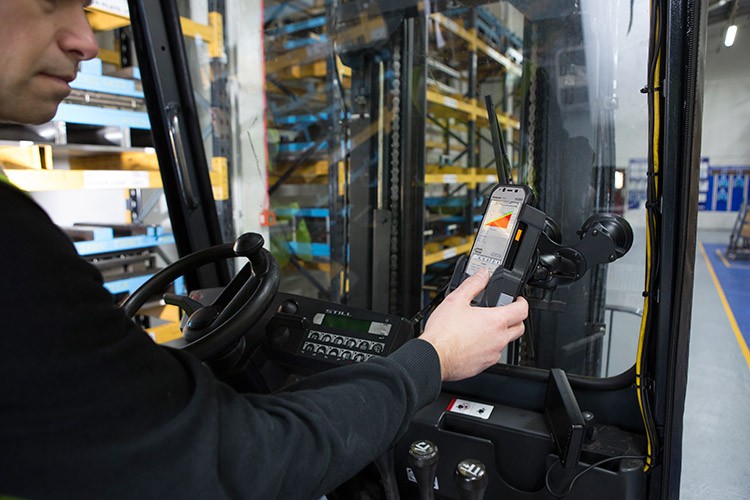 搭物聯網版Win10 松下FZ-F1手機展示