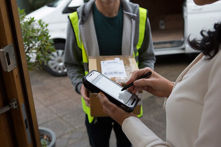 搭物聯(lián)網(wǎng)版Win10 松下FZ-F1手機(jī)展示