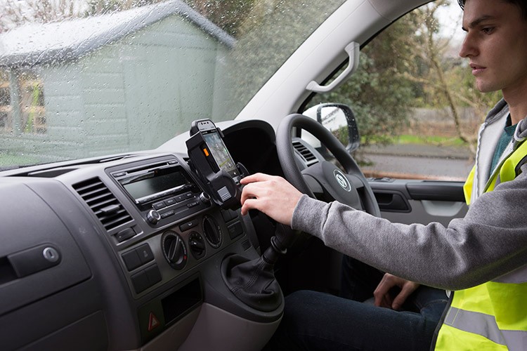 搭物聯(lián)網(wǎng)版Win10 松下FZ-F1手機(jī)展示