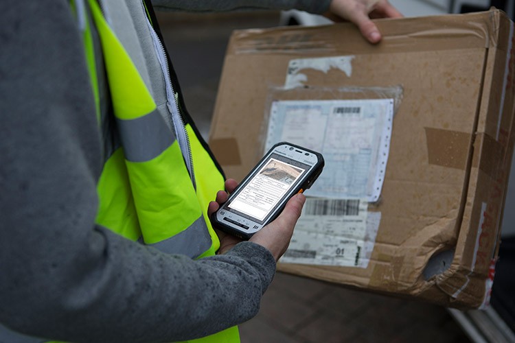 搭物聯(lián)網(wǎng)版Win10 松下FZ-F1手機(jī)展示