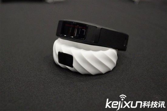 佳明發(fā)布兩款全新可穿戴健身腕帶 外觀花里胡哨