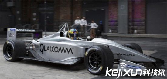 高通推新型無(wú)線充電技術(shù)：在路上給電動(dòng)汽車充電！