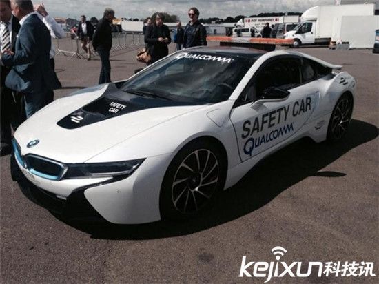 高通推新型無(wú)線充電技術(shù)：在路上給電動(dòng)汽車充電！