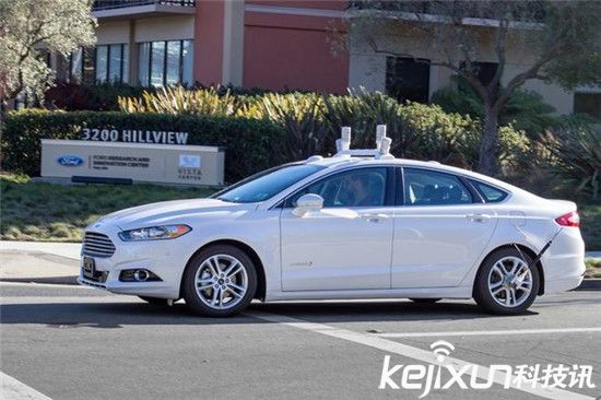 福特自動駕駛汽車秒變電影院:撩妹必備神器!