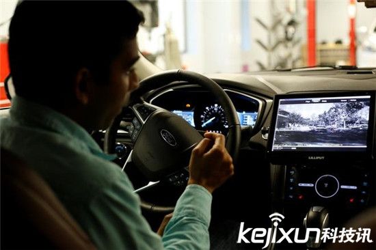 福特自動駕駛汽車秒變電影院:撩妹必備神器!