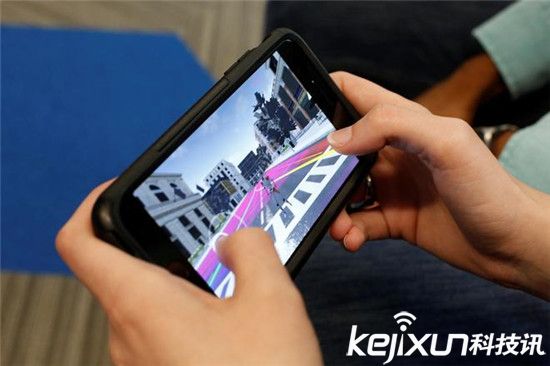 福特自動駕駛汽車秒變電影院:撩妹必備神器!