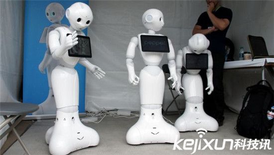 軟銀不僅投資了阿里巴巴:還開發了情感機器人Pebble