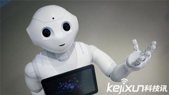 軟銀不僅投資了阿里巴巴:還開發了情感機器人Pebble