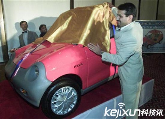 印度阿三真牛逼：馬斯克特斯拉被100%關稅嚇尿了