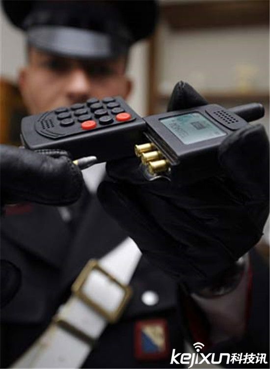 美帝喪心病狂推出<a href=/mobile/ target=_blank class=infotextkey>智能手機(jī)</a>手槍?zhuān)涸僖膊慌驴植酪u擊!