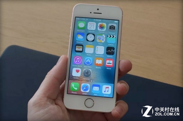 無論尺寸還是外觀iPhone SE與iPhone 5s沒有變化，就相當(dāng)于將iPhone 6s裝進(jìn)了iPhone 5s機(jī)身內(nèi)，少了3D Touch。