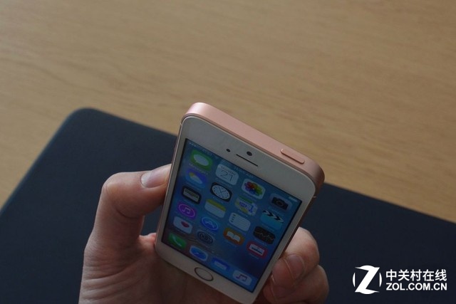 <a href=/tags/4114-0.html target=_blank class=infotextkey>電源</a>鍵位于機(jī)身頂部，活脫脫一個(gè)加強(qiáng)版iPhone 5s。