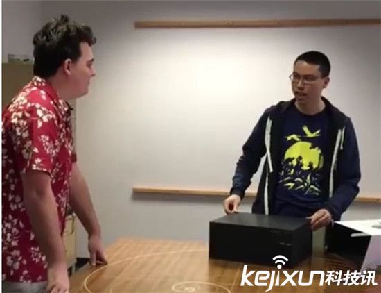 全球首臺Oculus Rift消費版收貨啦:創始人送貨上門