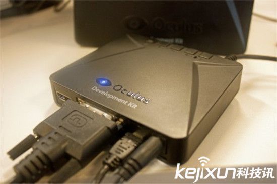 全球首臺(tái)Oculus Rift消費(fèi)版收貨啦:創(chuàng)始人送貨上門