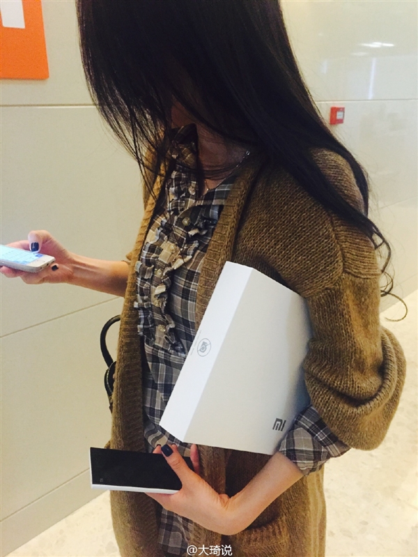 美女出鏡 小米神秘新品曝光:又大又白