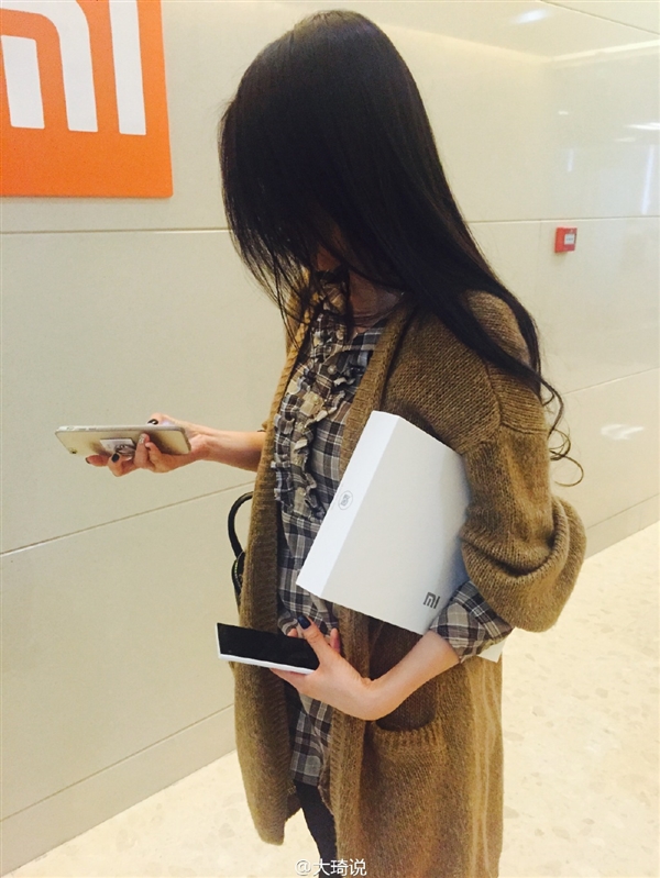 美女出鏡 小米神秘新品曝光:又大又白