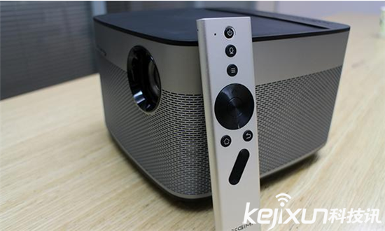 體驗(yàn)極米H1無屏電視 高享受卻還要拉窗簾