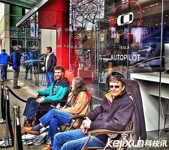 特斯拉正式發(fā)布Model 3:全球粉絲瘋了!