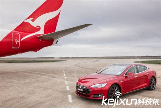 Model S公然追逐飛機 最強急速跑車來襲！