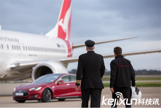 Model S公然追逐飛機 最強急速跑車來襲！