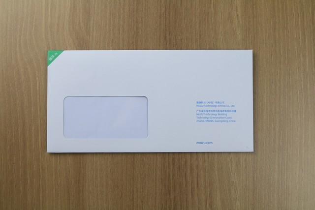 魅族的邀請函非常的無厘頭,信封中原本可以露出的位置竟然是白花花一片。