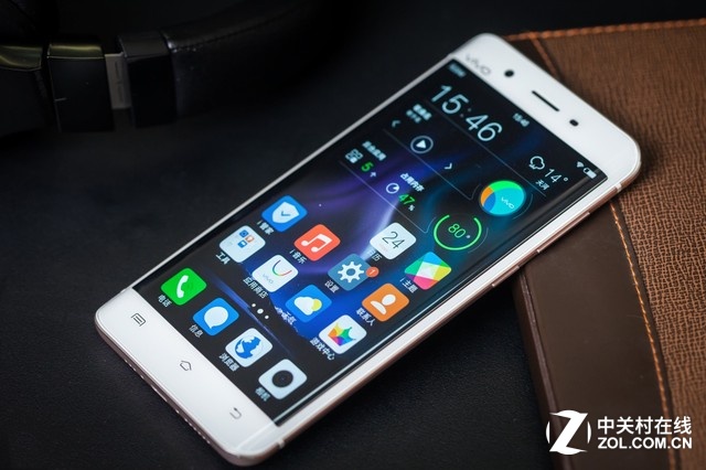 作為全球首款雙曲面屏+全金屬機身設計的<a href=/mobile/ target=_blank class=infotextkey>智能手機</a>vivo Xplay5驚艷的外型讓人印象深刻,這也是其上市之后熱賣的原因之一。現在消費者購買手機往往都需要綜合對比,例如拍照好不好看、暗光拍照性能如何?所以這次我們將針對vivo Xplay5進行實拍測試。