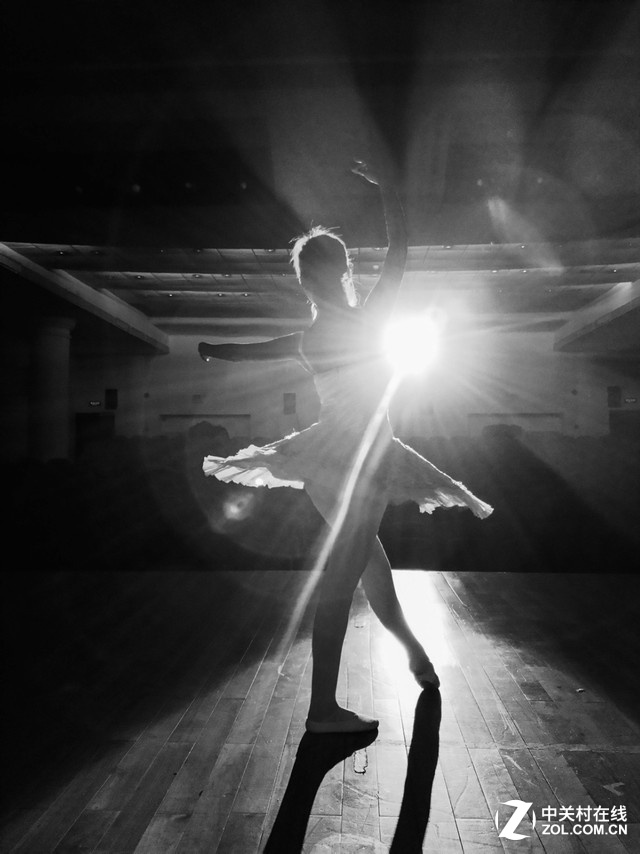 同時,vivo Xplay5還采用了RGBW四色架構,在傳統RGBG(拜耳陣列)1紅2綠1藍(2*2)的排列方式上,將兩個綠色像素的其中一個替換為無色(White)的像素,這使得攝像頭能接收更多的外來光線,從而提升昏暗場的感光能力。