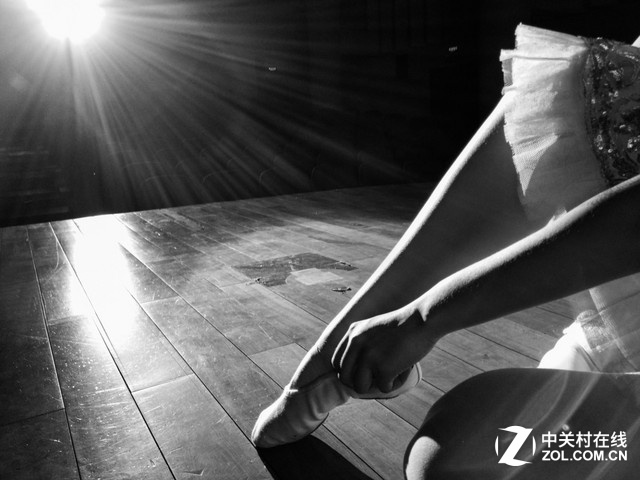 而PDAF相位對焦則是單反上經常使用的對焦技術,其相比普通的反差對焦,其對焦速度有著大幅提升,據vivo官方資料顯示,vivo Xplay5的對焦時間僅需要0.1秒。